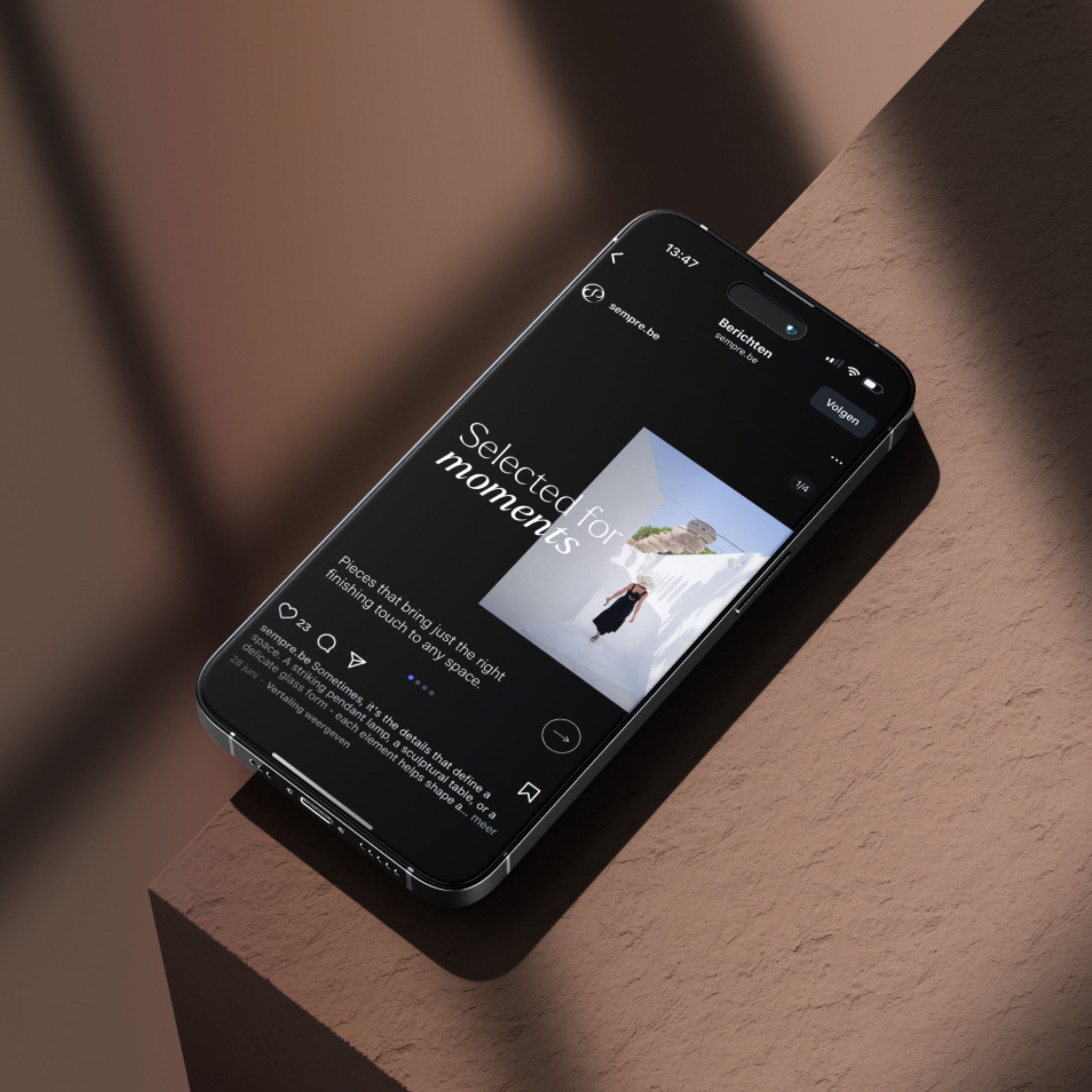 Phone with Sempre post on it